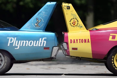 2 1971 Plymouth Road Runner HD Wallpapers