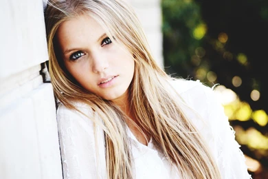 Beautiful Face Blonde Girl Photo