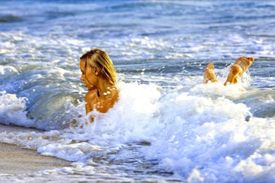 BEACH GIRL WALLPAPER   (