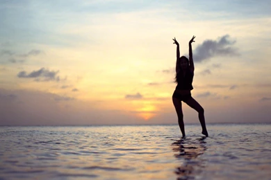 BEACH GIRL WALLPAPER   (