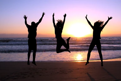 2560x1440 The Beach, Sunset, Beach, Girls, Three, Joy, Jump, Sea ...