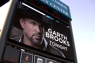 Electrifying:” Heavy Traffic Doesn't Stop Garth Brooks Fans From ...