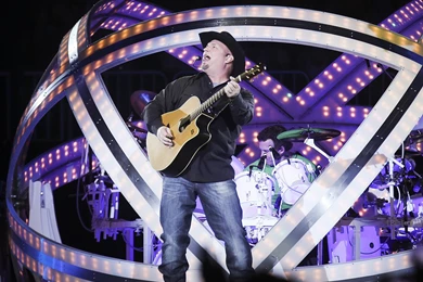 Garth Brooks Sings To Fan With Cancer At Minneapolis Concert ...