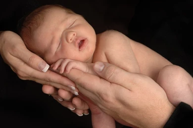 BABY NEWBORN BABY IN HANDS WALLPAPER (1080p)   HD IMAGE