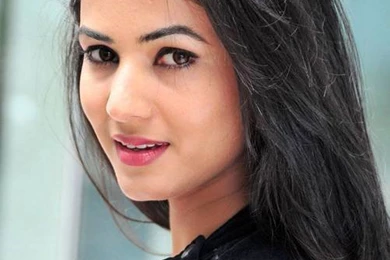 Download Sonal Chauhan Show Off Her Sexy Back Wallpapers HD FREE ...