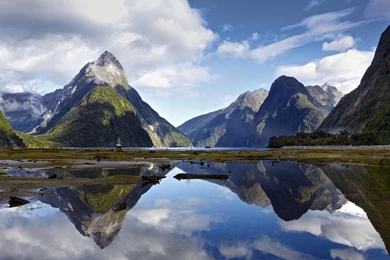 Milford Sound, Fiordland. New Zealand. [2048x1152] [OS] © Dennis ...