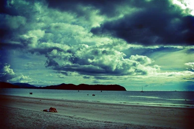 The Dark Clouds And Subtle Ocean Tablet Phone Wallpaper Backgrounds ...