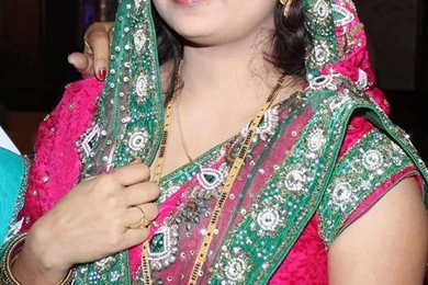 Pawan Singh Wife Neelam Photo