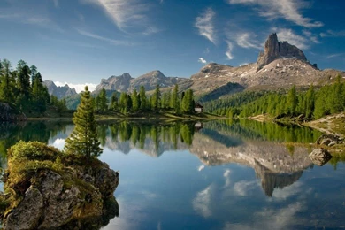 Peaceful Lake, A Small Island House Pine Trees, Rocky Mountains ...