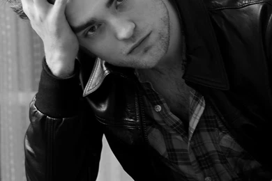 Download Robert Pattinson Rests His Head On His Hand Screensaver ...