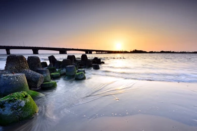 Download Wallpapers 2048x1152 Decline, Coast, Sand, Wet, Stones ...