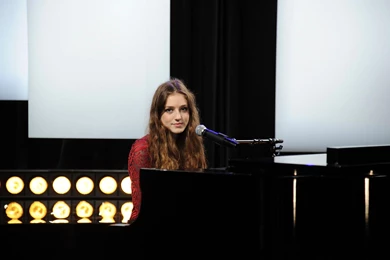 Wallpapers Birdy, Singer, Piano, Microphone HD : Widescreen : High ...
