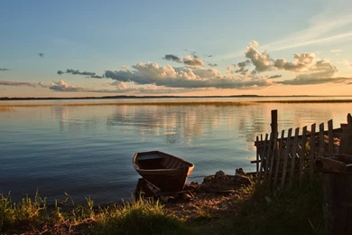 The Boat By The Shore Of Lake 1600×900