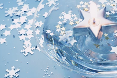 Floating On The Surface Of The Christmas Candle De － Holiday ...