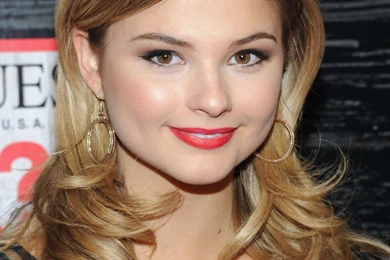 Hot American Actress And Model Stefanie Scott High Definition ...