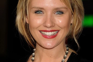 Nicky Whelan Photos, Pictures, Stills, Images, Wallpapers, Gallery ...