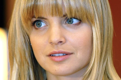 Mena Suvari 1 Wallpapers
