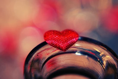 Wallpapers Download 3840x2160 Little Red Heart On A Glass   HD ...