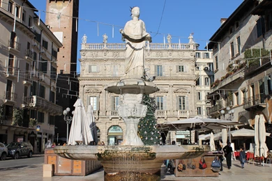 Fountain On The Street In Verona, Italy Wallpapers And Images ...
