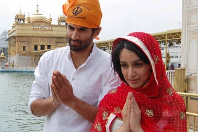 Aditya roy kapoor and shraddha kapoor at temple nice wallpaper 2048x1536.jpg
