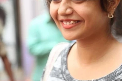 Swathi New Cute Smile Stills,Color Swathi Reddy Latest Images ...