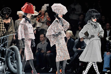 Alexander Mcqueen Fashion Show Brand Advertising Wallpapers ...