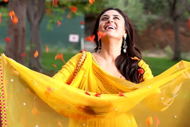 Kareena Kapoor In Yellowe Dress Wallpapers