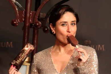 Kareena Kapoor Eating Candy Wallpapers