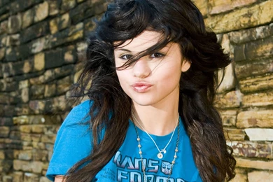 Selena Gomez New Photo Kissing Style Hd Wallpapers