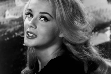 Audrey Hepburn And Grace Kelly Backstage At The Oscars. : Pics