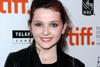 Abigail Breslin Smiling HD Wallpapers