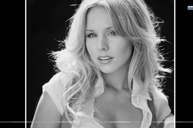 Kristen Bell Smiling Pose At Opening Store In Las Vegas Wallpapers