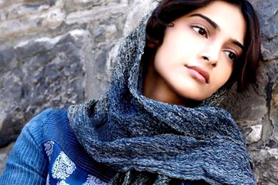 SONAM KAPOOR HOT CUTE NAVEL SHOW BIKINI SHORT DRESS SAREE ...