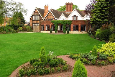 Beautiful Home With Landscaping Gardens