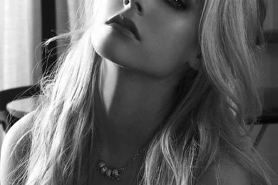 Hot Blonde Girl Wallpapers For iPhone 5