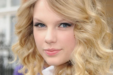 Taylor Swift Looking Good Wallpapers For iPhone 3G/3GS