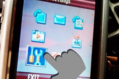 How To Change The Wallpapers On A Motorola RAZR Phone