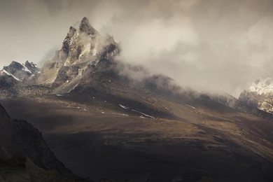 Download Wallpapers 3840x2160 Mountain, Fog, Gloom, Top, Colors 4K ...