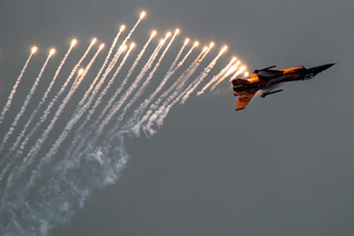 F 16 Fighting Falcon Using Flares While Inverting