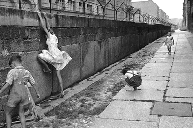 THE BERLIN WALL WALLPAPER   (