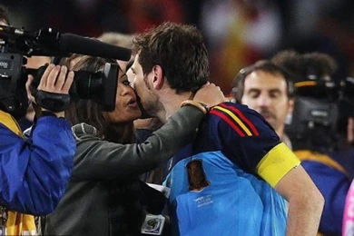 Casillas And Sara Carbonero Romance Wallpapers   Football HD ...