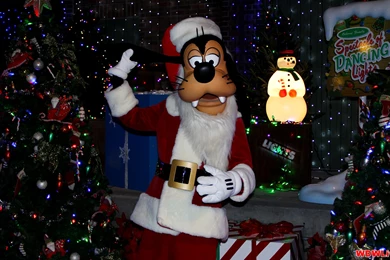 Goofy: Santa Goofy Greeting Guests At The Osborne Family Spectacle ...