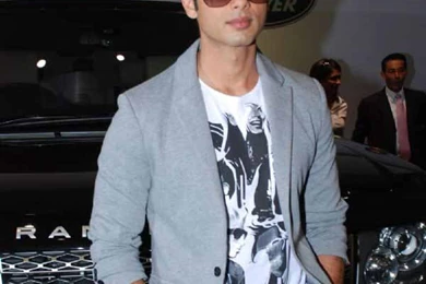 Bollywood Cool Actor Shahid Kapoor With Dog Hd Image