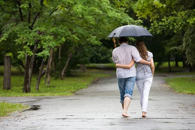 20+ Love Couple's Romance In The Rain Wallpapers