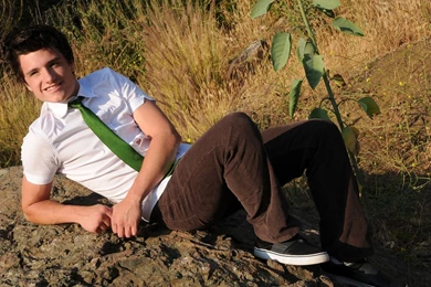 Download Wallpapers 1600x1200 Josh Hutcherson, Shirt, Tie ...