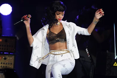Rihanna Performing In London Full Hd Wallpapers