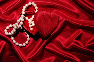 Red_Satin_Heart_and_Pearls_Background.jpg?m=1399676400