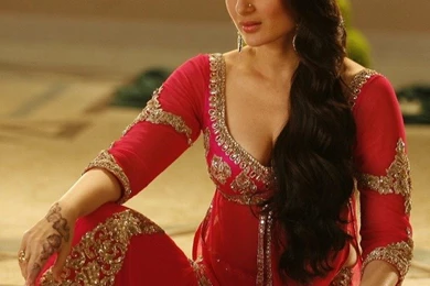 Download Kareena Kapoor From Agent Vinod Wallpapers For iPhone 4
