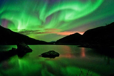GREEN AURORA BOREALIS WALLPAPER   (