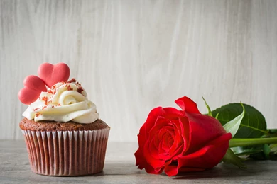 Red_Rose_and_Cake_Background.jpg?m=1452111975